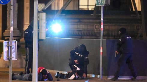 La policía austriaca detiene en el centro de Viena a sospechosos involucrados en el atentado terrorista a principios de noviembre. (EPA) La policía detiene en el centro de Viena a sospechosos involucrados en el atentado terrorista a principios de esta semana.