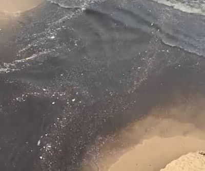 El vertido de aguas residuales oscureció el mar de Tel Aviv. 