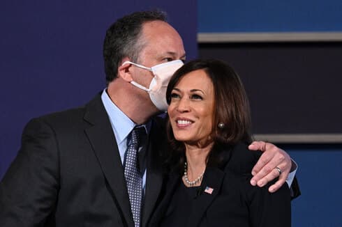 Kamala Harris con su esposo, Doug Emhoff. 