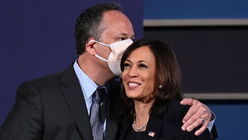 Kamala Harris con su esposo, Doug Emhoff. 