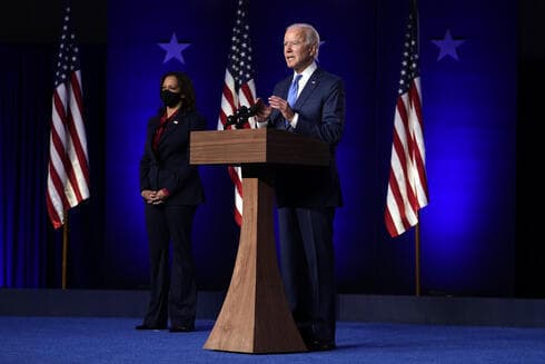 Kamala Harris junto a Joe Biden, en la noche del 6 de noviembre. 