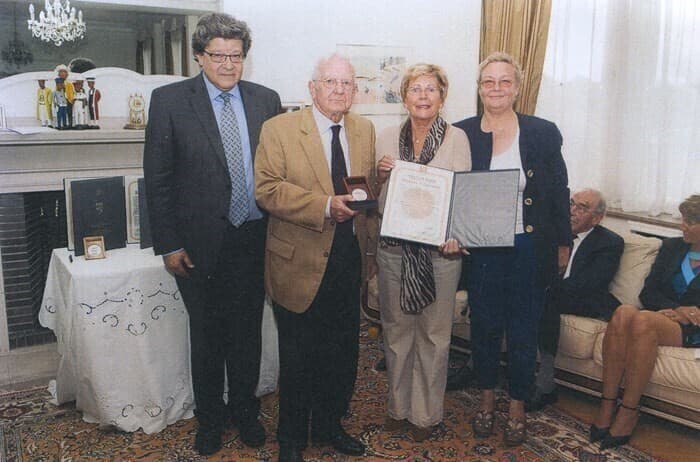 Ceremonia de entrega del título de Justa entre las Naciones a miembros de la familia de Elizabeth Draimaker y a las sobrevivientes. (Amos Ben Gershom/Oficina de Prensa de Israel) Ceremonia de entrega del título de Justa entre las Naciones a miembros de la familia de Elizabeth Draimaker y las sobrevivientes.