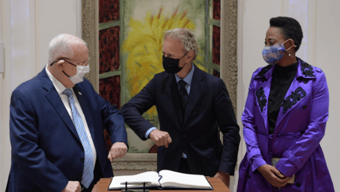 El presidente Rivlin saluda al flamante embajador belga en Israel, Jean-Luc Bodson. (Amos Ben Gershom/Oficina de Prensa de Israel) El presidente Rivlin saluda al flamante embajador belga en Israel, Jean-Luc Bodson.