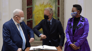 El presidente Rivlin saluda al flamante embajador belga en Israel, Jean-Luc Bodson.