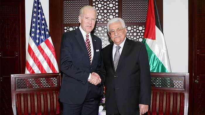 Joe Biden y Mahmoud Abbas durante una visita del presidente electo estadounidense a Ramallah en 2016.