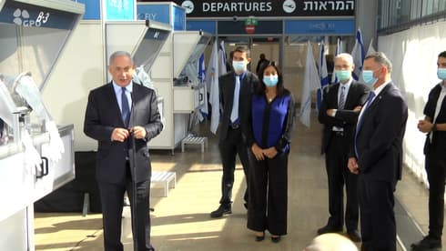 Netanyahu encabeza la ceremonia de inauguración del laboratorio de pruebas de coronavirus en el aeropuerto Ben Gurion. (Oficina de Prensa del Gobierno de Israel) Netanyahu encabeza la ceremonia de inauguración del laboratorio de pruebas de coronavirus en el aeropuerto Ben Gurion.