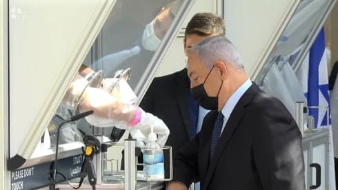 Netanyahu observa el funcionamiento de una de las estaciones del laboratorio de pruebas de COVID-19. (Oficina de Prensa del Gobierno de Israel) Netanyahu observa el funcionamiento de una de las estaciones del laboratorio de pruebas de coronavirus.