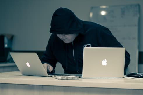 Un empleado que vive solo, sin familia, puede pasar varias semanas sin hablar con nadie. ( Azamat E en Unsplash) Un empleado que vive solo, sin familia, puede pasar varias semanas sin hablar con nadie.