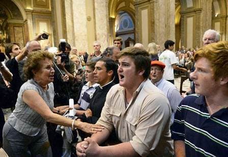 Una señora intenta convencer a los lefebvristas de que cesen con su actitud provocadora. Una señora intenta convencer a los lefebvristas de que cesen con su actitud provocadora.