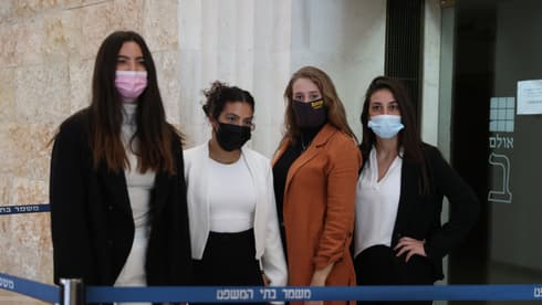 Mika Klinger, Mor Lidani, Gali Nashri y Omer Seria acudieron a la Corte Suprema de Israel. 