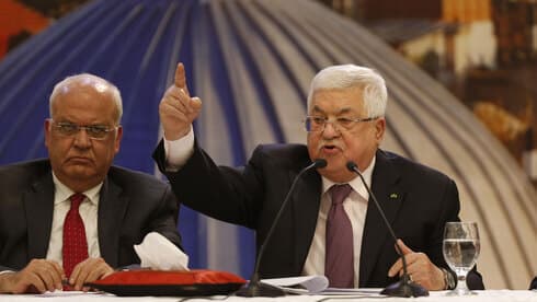 Saeb Erakat junto a Mahmoud Abbas para discutir el plan de paz de Estados Unidos en una reunión de la Liga Árabe en El Cairo a principios del 2020.