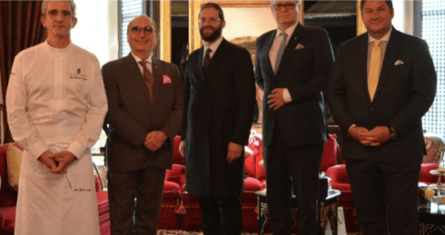 Reunión entre miembros de OU Kosher y directivos del hotel Ritz Carlton en Manama, Bahrein. (Ritz Carlton Manama) Reunión entre miembros de OU Kosher y directivos del hotel Ritz Carlton en Manama, Bahrein.