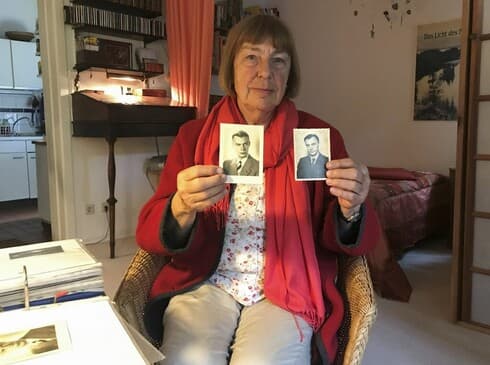 Bárbara Brix muestra dos fotos de su padre Peter Kröger, miembro de un Einsatzgruppen de la SS. (AFP) Bárbara Brix muestra dos fotos de su padre Peter Kröger, miembro de un Einsatzgruppen de la SS.