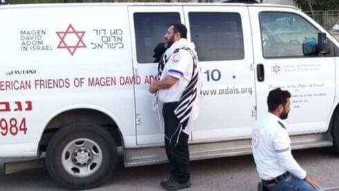 Dos paramédicos del Magen David Adom, uno judío y otro musulmán, rezan en Israel durante el inicio de la pandemia. 