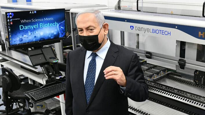 Aunque no hay acuerdo firmado, Netanyahu anunció la llegada de la vacuna de Pfizer para enero. (Haim Tzaj) Netanyahu