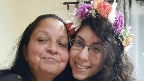 Ora Anter y su hija menor, Avda, sobrevivientes al atentado. 