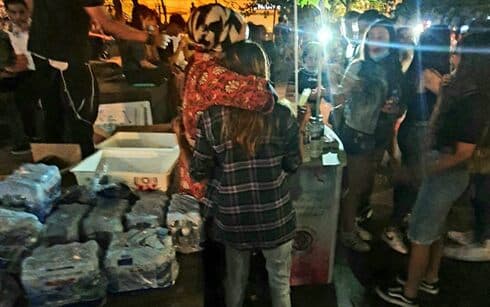 Safranai (izquierda) abraza a una niña en las calles de Jerusalem. 