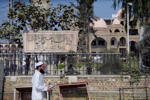 Un estudiante del seminario islámico camina afuera del Instituto Darul Uloom Haqqania de Pakistán. (AFP) Un estudiante del seminario islámico camina afuera del Instituto Darul Uloom Haqqania de Pakistán.