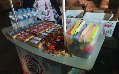 Tova Safranai y sus voluntarios de Free Love dan bocadillos y agua a los jóvenes sin hogar. (Gentileza) Tova Safranai y sus voluntarios de Free Love dan bocadillos y agua a los jóvenes sin hogar.