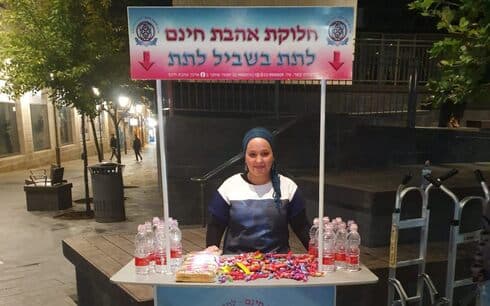 Tova Safranai, detrás del puesto que ella y sus voluntarios instalaron en Jerusalem. (Gentileza) Tova Safranai, detrás del puesto que ella y sus voluntarios de Free Love instalaron en Jerusalem.