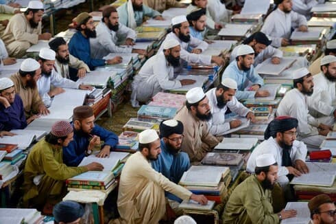 Estudiantes de un seminario islámico en el instituto Darul Uloom Haqqania. 