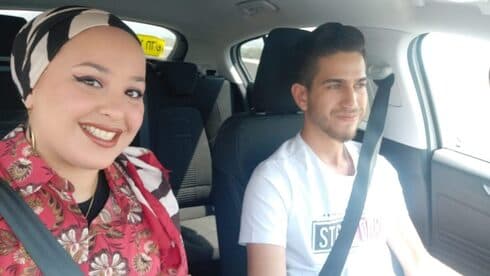 Tova Safranai, en la foto junto a su esposo, no deja que su corta edad se interponga en su tarea. (Gentileza) Tova Safranai, en la foto junto a su esposo, no deja que su corta edad se interponga en su tarea.