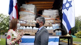 El embajador Reda Mansour y la primera dama panameña, Yazmín Colón de Cortizo, junto a un camión con asistencia humanitaria israelí.