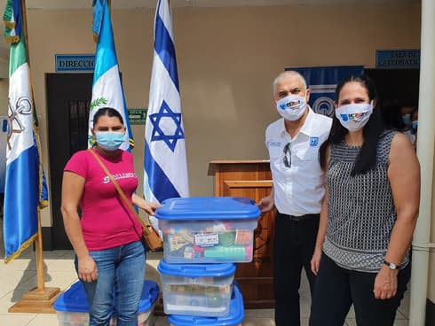 El embajador israelí Mattanya Cohen distribuye ayuda humanitaria en Guatemala. (Ministerio de Relaciones Exteriores de Israel) El embajador israelí Mattanya Cohen distribuye ayuda humanitaria en Guatemala.