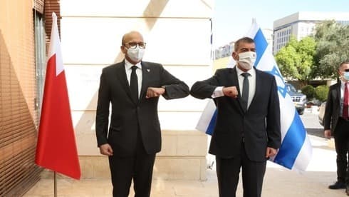 Abdullatif Al-Zayani, ministro de Relaciones Exteriores bahreiní, junto a Gabi Ashkenazi, su homólogo israelí. 