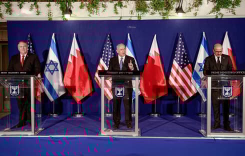 Encuentro histórico en Jerusalem: Mike Pompeo, Benjamín Netanyahu y Abdullatif Al-Zayani. (AFP) Netanyahu Pompeo Bahrein
