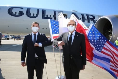 El ministro de Relaciones Exteriores, Gabi Ashkenazi, saluda a su par bahreiní Abdullatif Al-Zayani en el aeropuerto Ben-Gurion. (Ministerio de Relaciones Exteriores) El ministro de Relaciones Exteriores, Gabi Ashkenazi, saluda a su par bahreiní Abdullatif Al-Zayani en el aeropuerto Ben-Gurion.