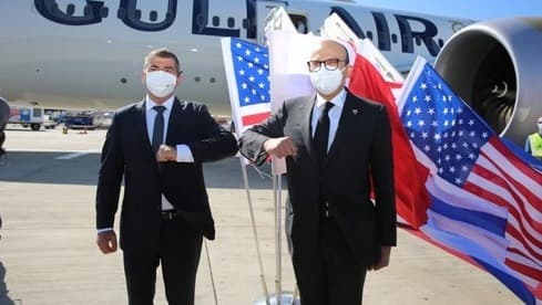 El ministro de Relaciones Exteriores, Gabi Ashkenazi, saluda a su par bahreiní Abdullatif Al-Zayani en el aeropuerto Ben-Gurion. 