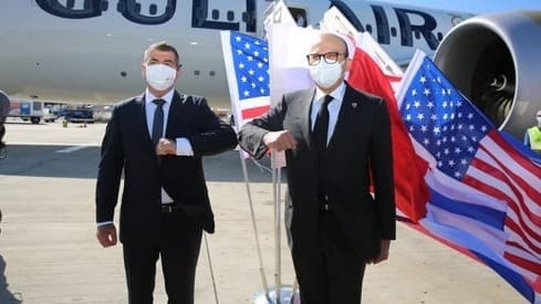 El ministro de Relaciones Exteriores, Gabi Ashkenazi, saluda a su par bahreiní Abdullatif Al-Zayani en el aeropuerto Ben-Gurion. 