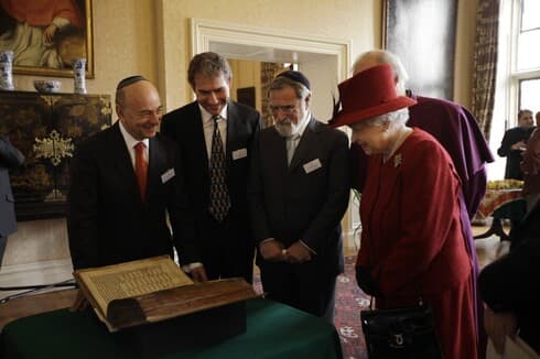 El rabino Jonathan Sacks y otras personalidades judías junto a la reina de Gran Bretaña, Elizabeth II, en 2012.