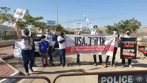 Decenas de palestinos protestaron en Al Bireh. 