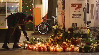 Velas en memoria de los fallecidos en el mercado navideño de Berlín. 