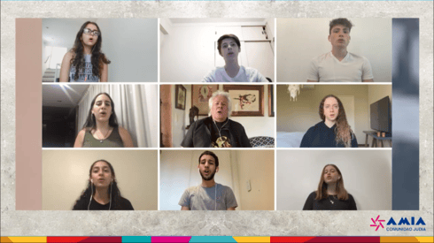 Víctor Heredia, junto a un grupo de jóvenes, entonó su ya clásica canción "Sobreviviendo". (Gentileza AMIA) Acto por judíos desaparecidos en AMIA.