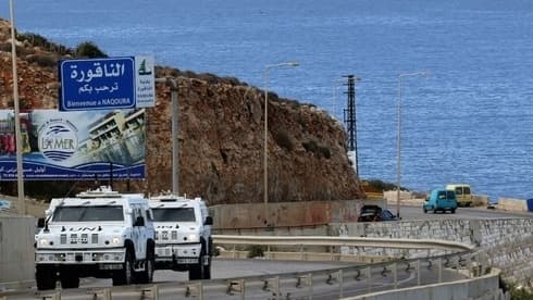 El personal de la fuerza de paz de la ONU patrulla la carretera de la costa cerca de Naqura, última ciudad del Líbano antes de la frontera con Israel. 
