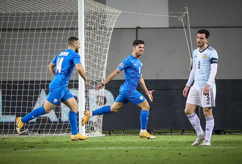 Solomon, la mayor promesa del fútbol israelí, festeja un gol con la camiseta de la selección nacional. (Oz Moalem) Israel Escocia Solomon