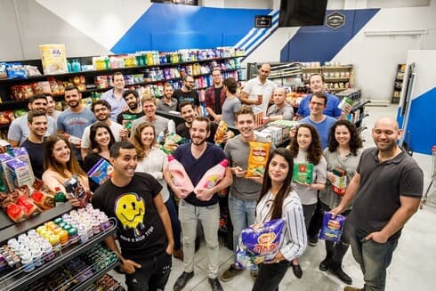 Empleados de Trigo en el supermercado de Tel Aviv donde se llevó a cabo la prueba piloto. (Nir Ben Tzvi) Daniel y Empleados de Trigo en el supermercado de Tel Aviv donde se llevó a cabo la prueba piloto.Gabay, fundadores de Trigo.