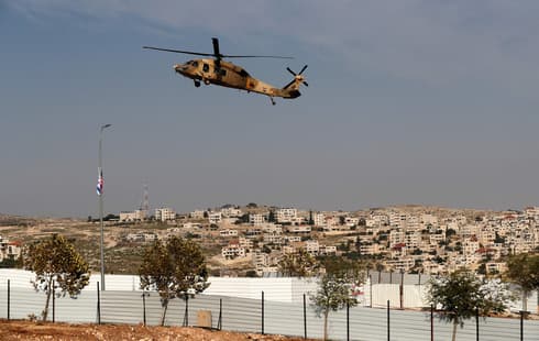 El helicóptero de Pompeo segundos antes de aterrizar en un asentamiento judío de Cisjordania. (AFP) Vino Pompeo