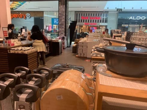 "La mitad de los empleados volvieron a trabajar, los veo felices", argumentó un gerente de una tienda de electrodomésticos. (Ynet) Shopping