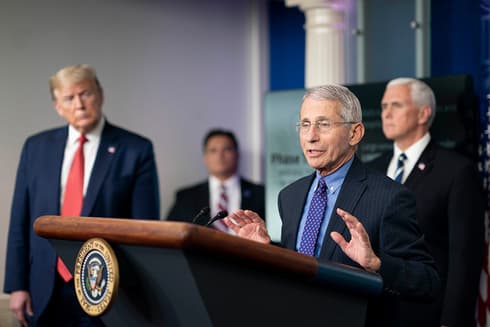 El presidente de los Estados Unidos, Donald Trump, observa mientras el Dr. Anthony Fauci se dirige a los medios. 