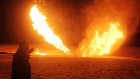 Archivo: explosión de tubería de gas en el desierto del Sinaí. 