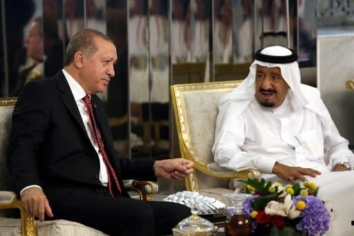 El rey Salman de Arabia Saudita junto a Recep Tayyip Erdogan. 