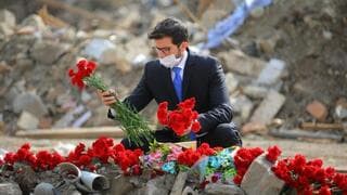 Deek en el sitio del bombardeo en Ganja. 
