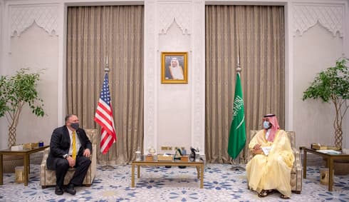 El secretario de Estado de Estados Unidos, Mike Pompeo, y el príncipe heredero saudita, Mohammad bin Salman, durante una reunión celebrada el domingo en Riad. 