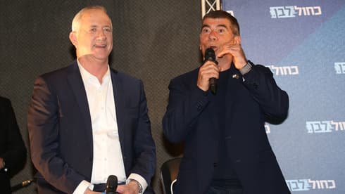 El ministro de Relaciones Exteriores, Gabi Ashkenazi (derecha), y el ministro de Defensa, Benny Gantz, no fueron informados con antelación sobre el viaje de Netanyahu a Arabia Saudita. (Yariv Katz) El ministro de Relaciones Exteriores, Gabi Ashkenazi (derecha), y el ministro de Defensa, Benny Gantz, no fueron informados con antelación sobre el viaje de Netanyahu a Arabia Saudita.