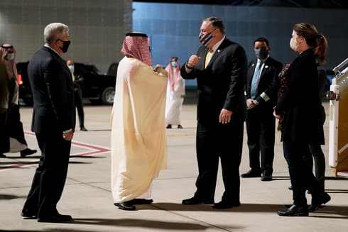 El secretario de Estado de Estados Unidos, Mike Pompeo, se despide de funcionarios sauditas antes de abandonar el país árabe. (AP) El secretario de Estado de Estados Unidos, Mike Pompeo, se despide de funcionarios sauditas antes de abandonar el país árabe.