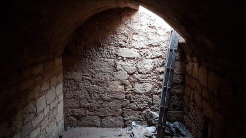 El interior de un tanque séptico introducido en los nuevos barrios de Yafo a finales del siglo XIX. 